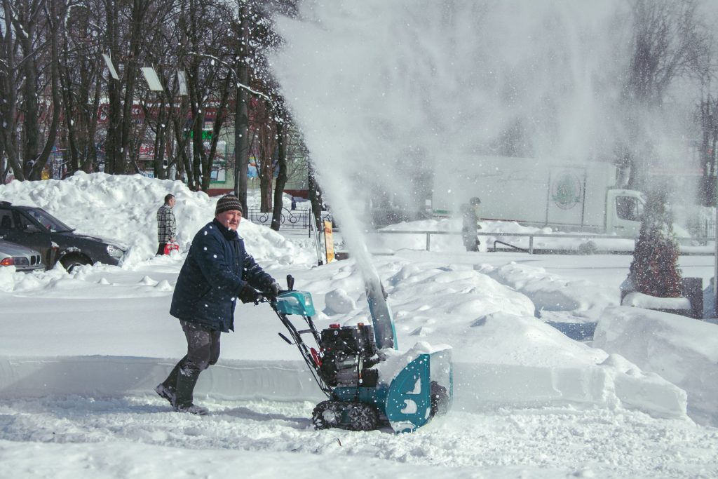 Winterdienst-Mitarbeiter räumt Schnee auf einem Gehweg