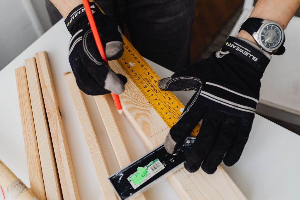 Hausmeister bei einer Reparatur im Treppenhaus